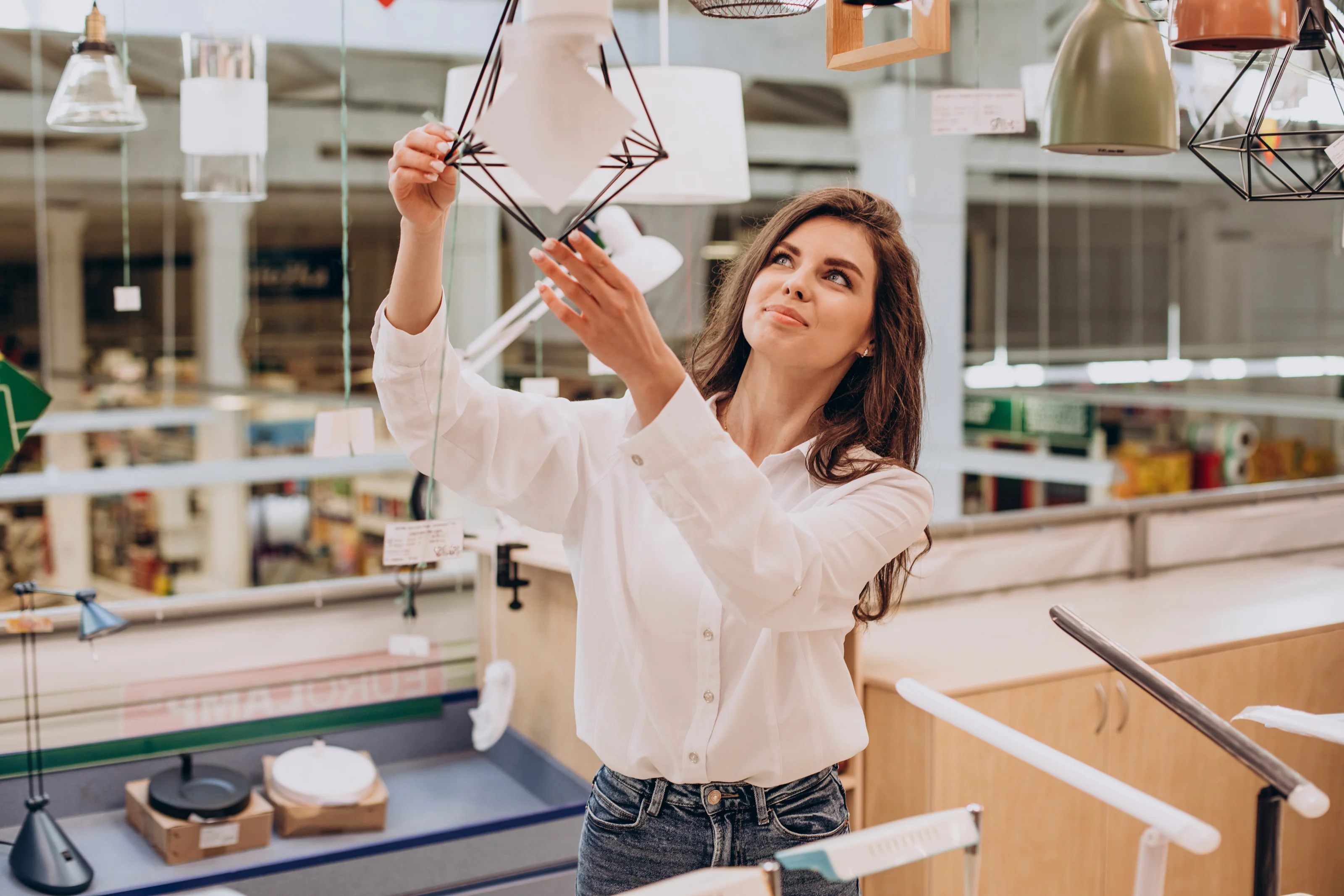 mujer con lámpara impresa en 3D